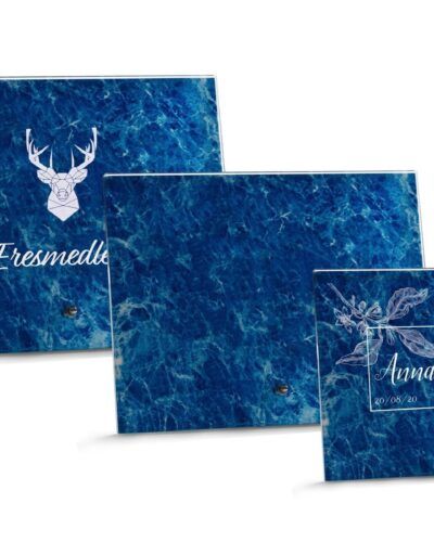 Stilige glassplaketter i marmorert blåfarge