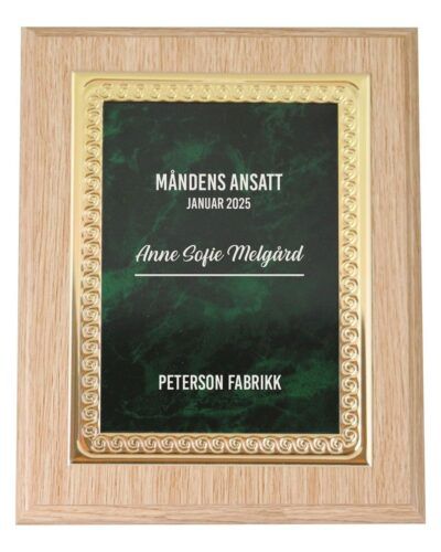 Lys treplakett med grønn metallfront og gulldetaljer